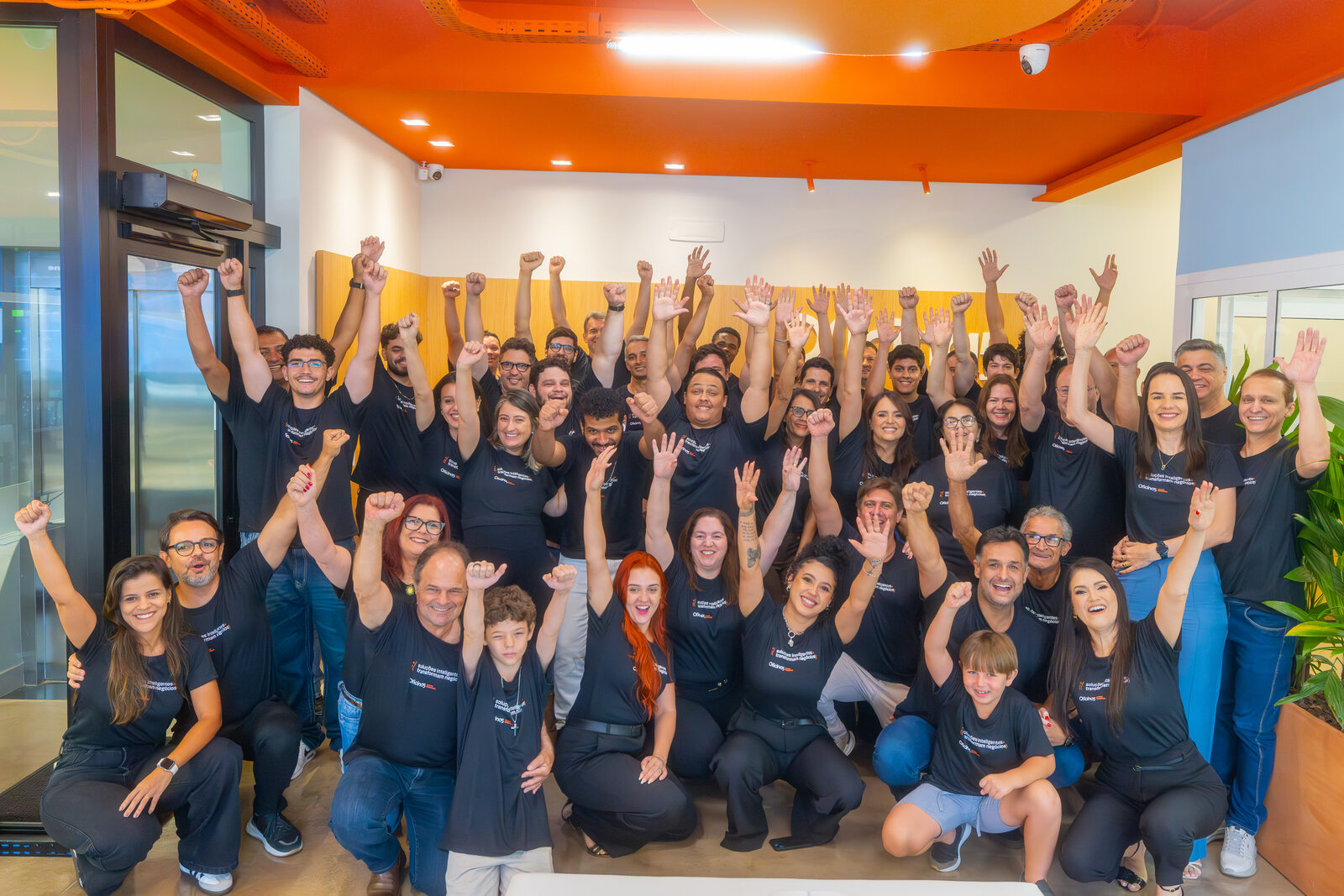Equipe da Oficina5 reunida na sede da empresa